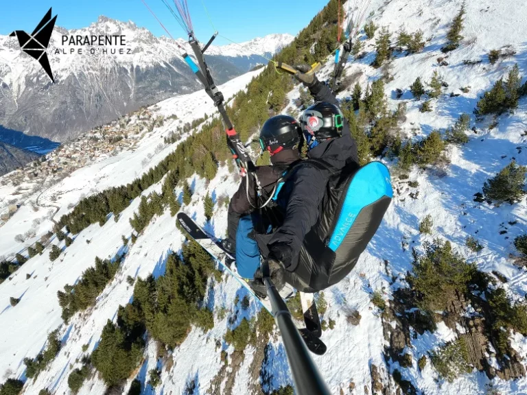 Vol en parapente tandem face à la station de Villard-Reculas avec vue sur l’Alpe d’Huez et le massif des Grandes Rousses