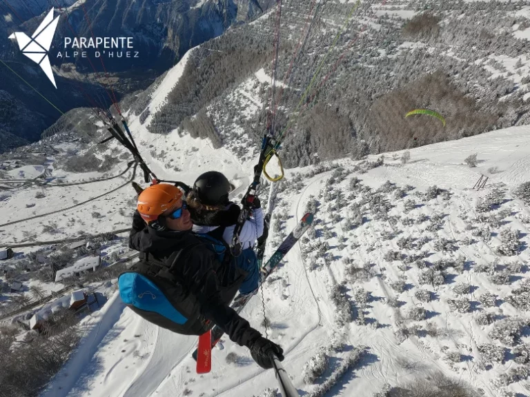 Parapente biplace vol panorama en vol vers Bourg d'Oisans avec une vue sur le Signal de l'Homme et la Meije en arrière-plan